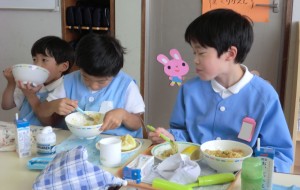 小学生のお兄さんと一緒に食べる給食はおいしいね