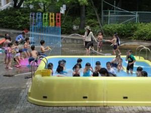 暑い日の水遊びは、気持ちよくて楽しいね。