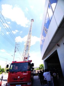 消防官など志望する学生が所属する2年生のゼミ（専門基礎演習Ⅰ）で、横浜市消防局青葉消防署の見学を行いました。