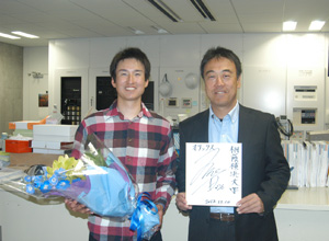 東明大貴さん（左）と硬式野球部の齊藤博久監督（右）