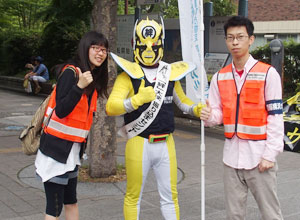 JR関内駅前での防犯ボランティア活動の様子１