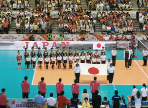 「FIVBワールドカップ2015女子東京大会」にて、本学バレーボール部の女子学生ボランティア活動１