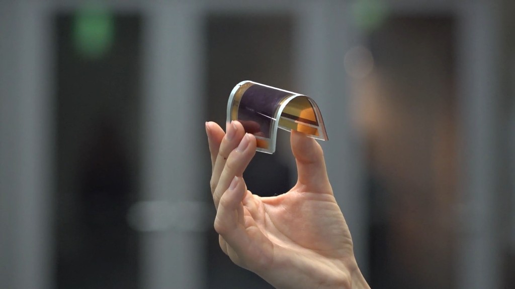 手のひらに乗せられたフィルム型のペロブスカイト太陽電池