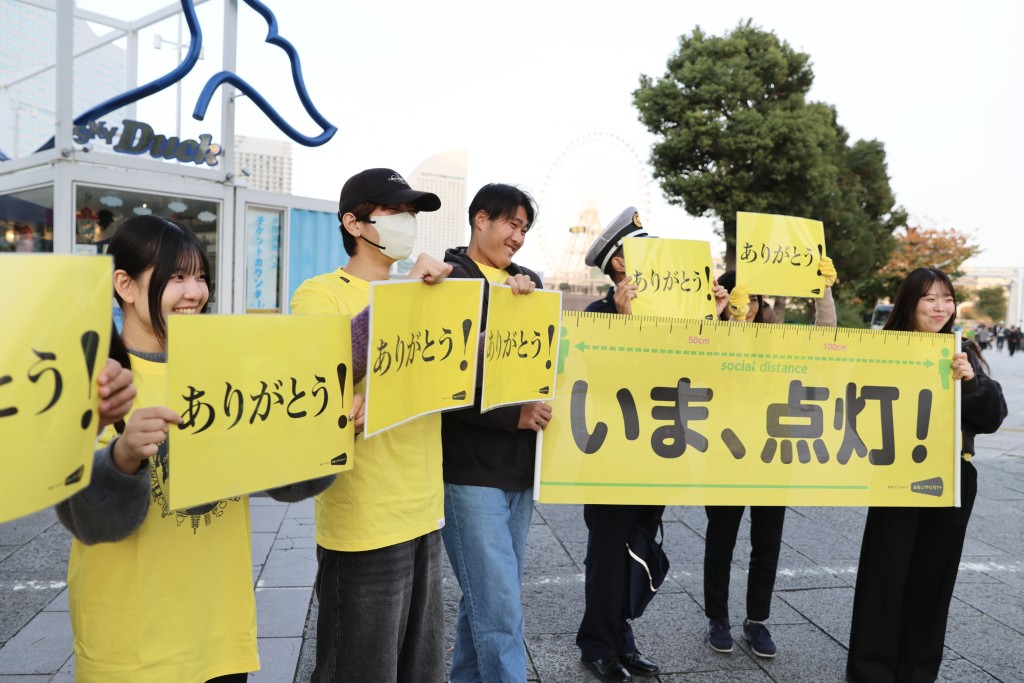 警察官と活動する学生