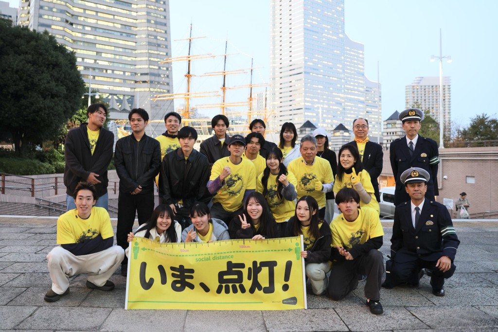 プラカードを掲げる学生たち