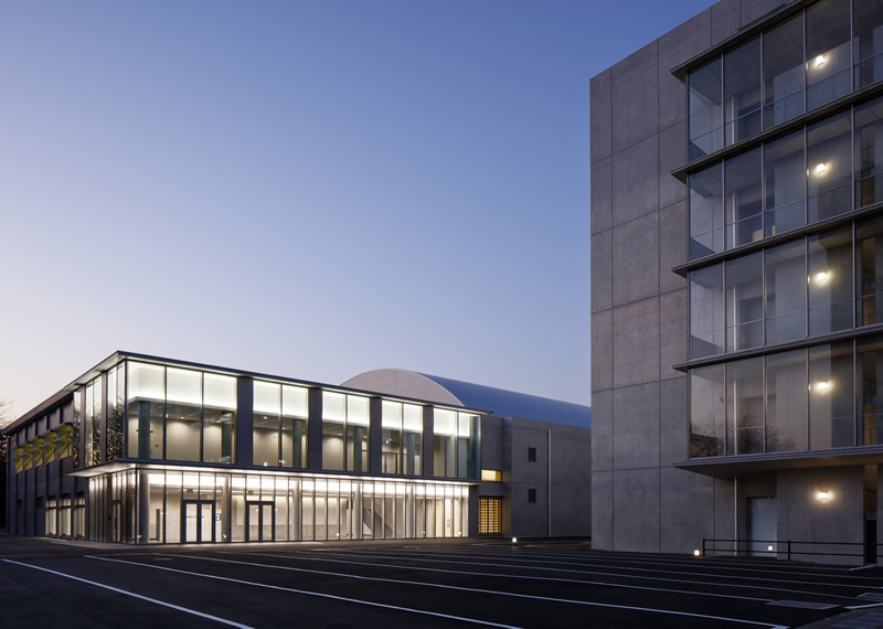 大学体育館外観(夜)