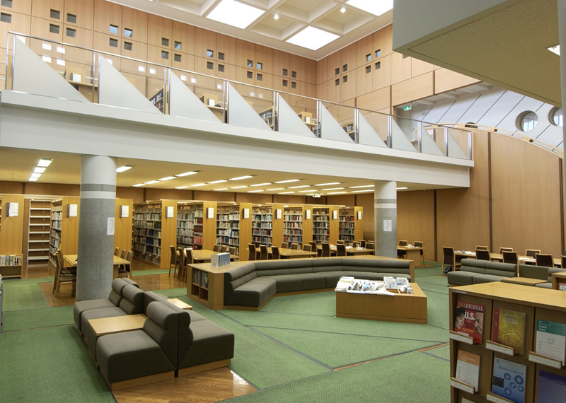 大学図書館内観