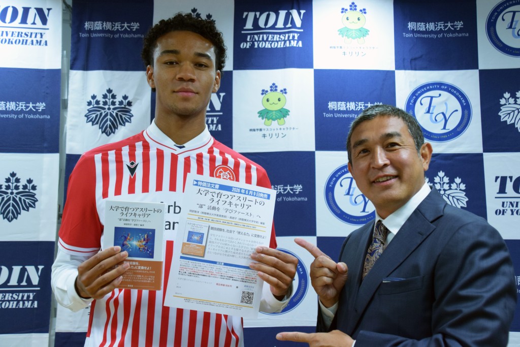 海外サッカーリーグに加入内定したブライアン選手と安武監督