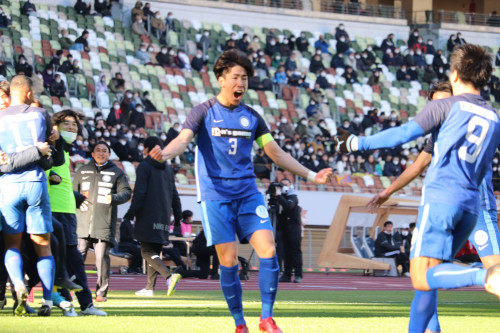 プレーする中野就斗選手